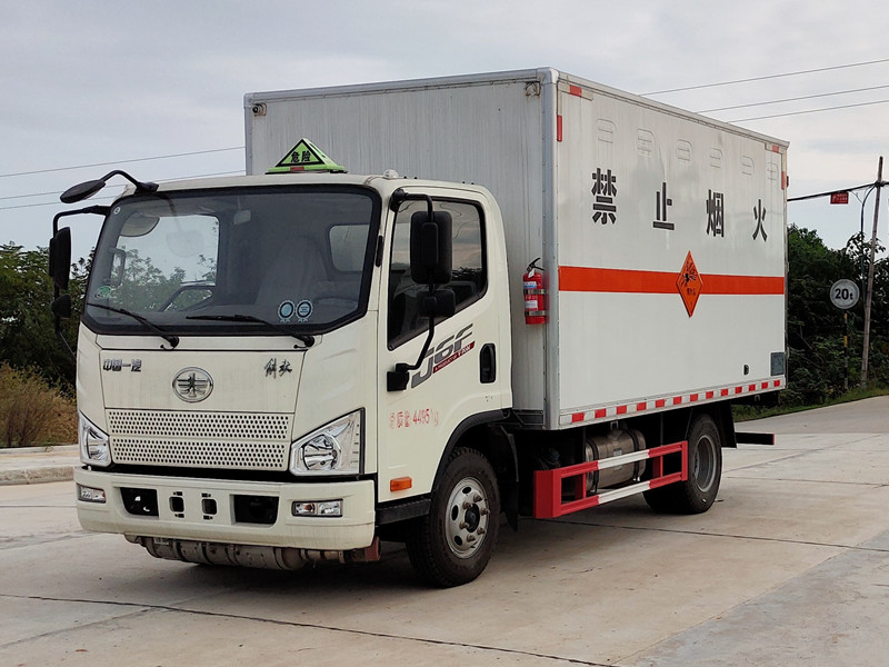解放4.15米（藍(lán)牌）易燃液體廂式運(yùn)輸車